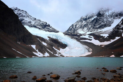 Foto på Tarfala - glaciär i bergig natur.