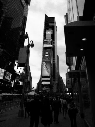 svartvitt foto på Time Square i New York